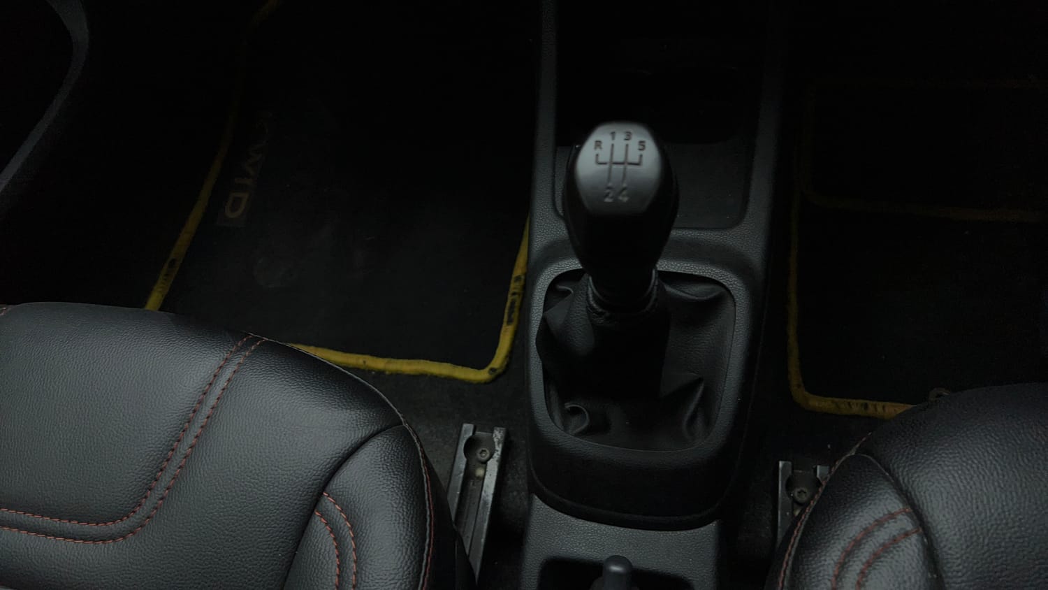 Used 2017 Renault Kwid 1.0 RXT Petrol Manual interior GEAR  KNOB VIEW