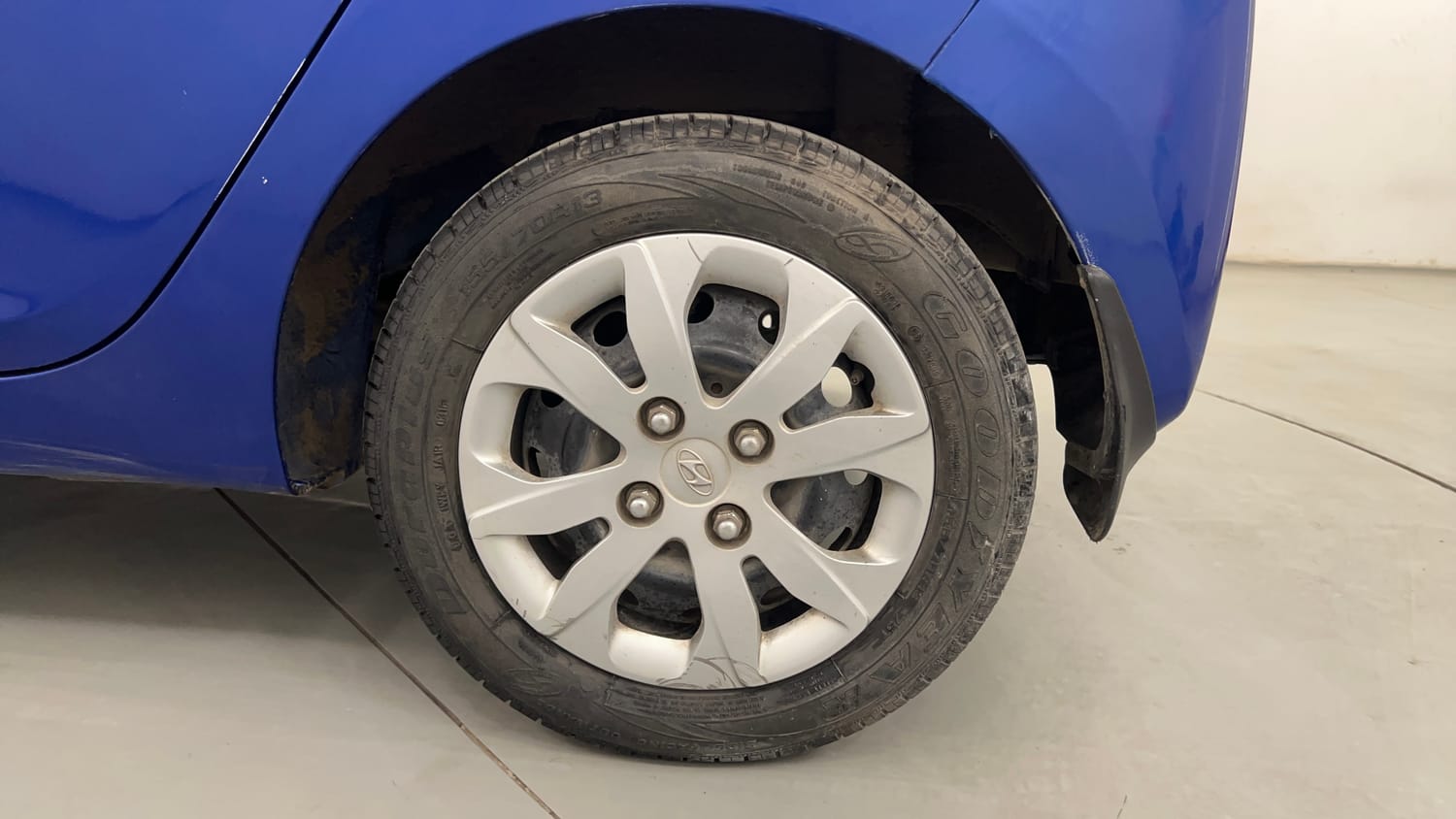 Used 2016 Hyundai Eon Magna Petrol Manual tyres LEFT REAR TYRE RIM VIEW