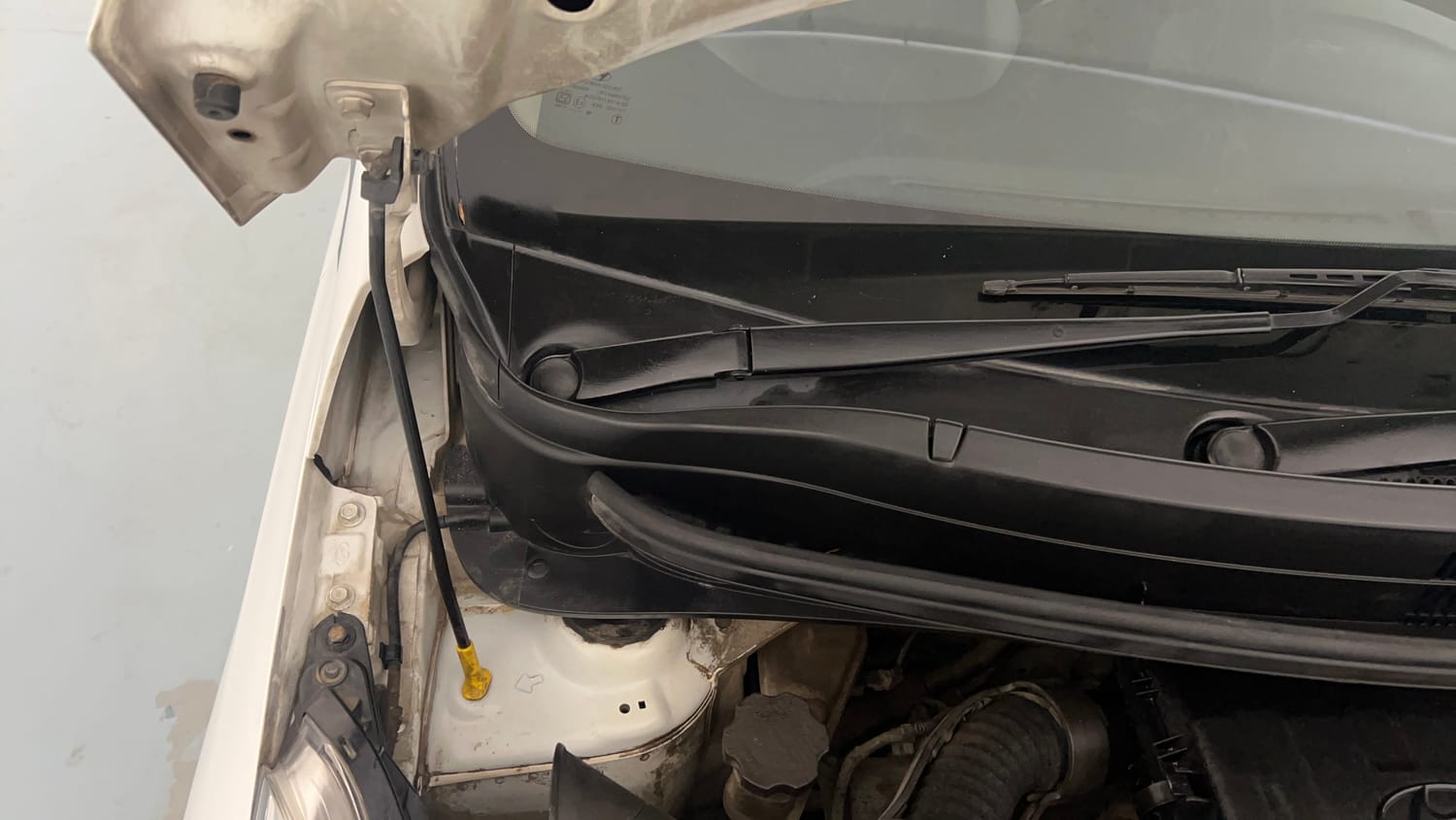 Used 2015 Hyundai Grand i10 Sportz 1.2 Kappa VTVT Petrol Manual engine ENGINE RIGHT SIDE HINGE & APRON VIEW