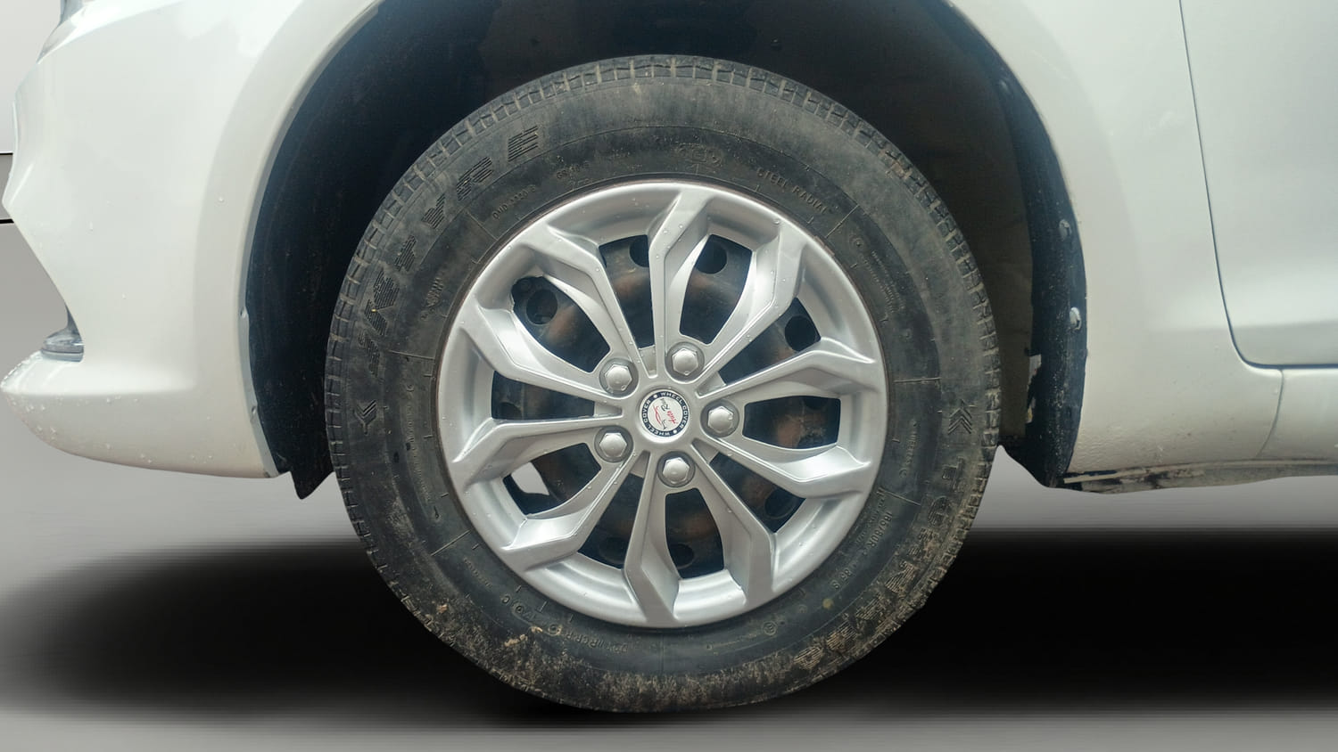 Used 2015 Maruti Suzuki Swift Dzire VXI Petrol Manual tyres LEFT FRONT TYRE RIM VIEW