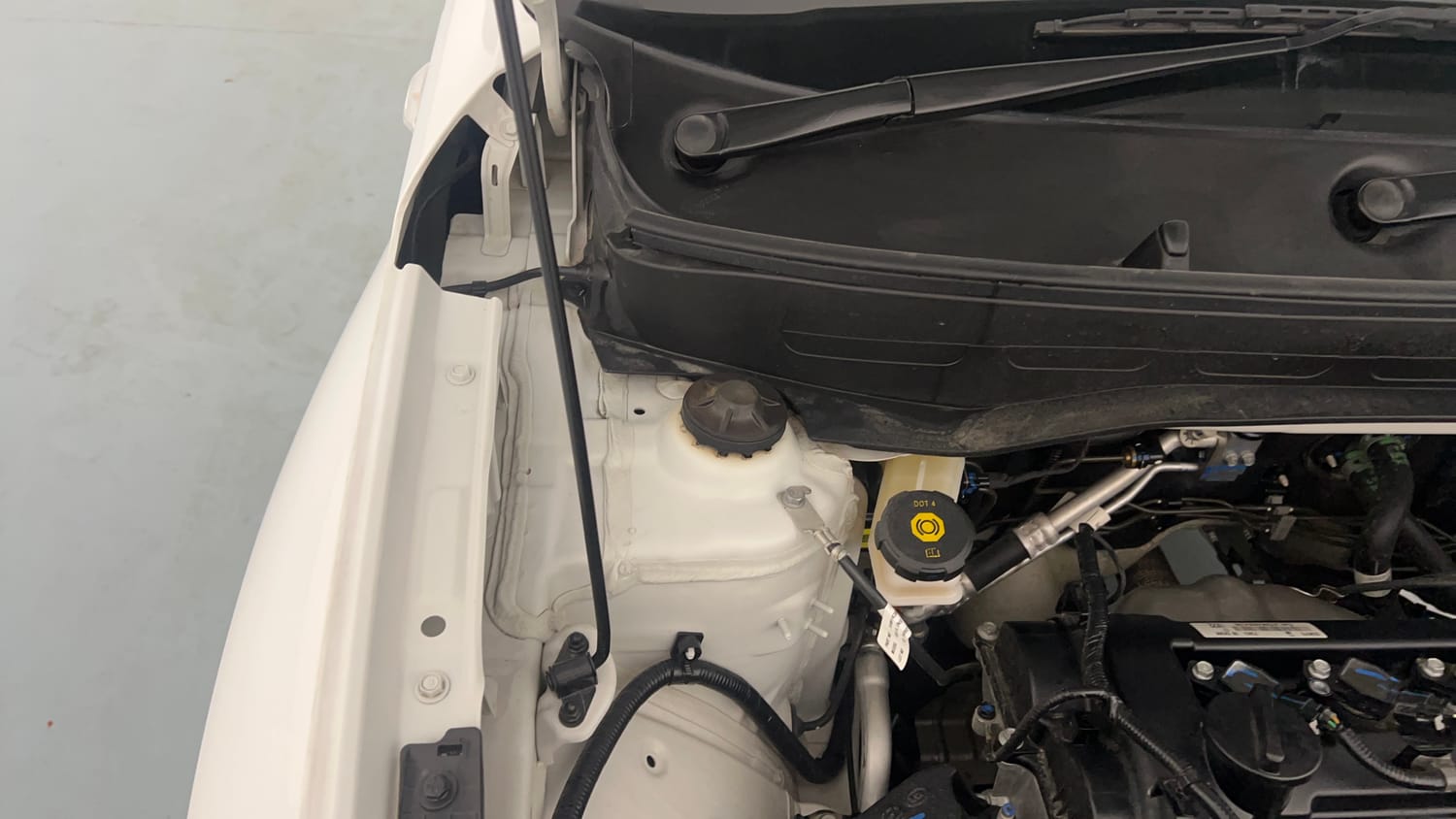 Used 2025 Hyundai Venue E 1.2 Petrol Petrol Manual engine ENGINE RIGHT SIDE HINGE & APRON VIEW