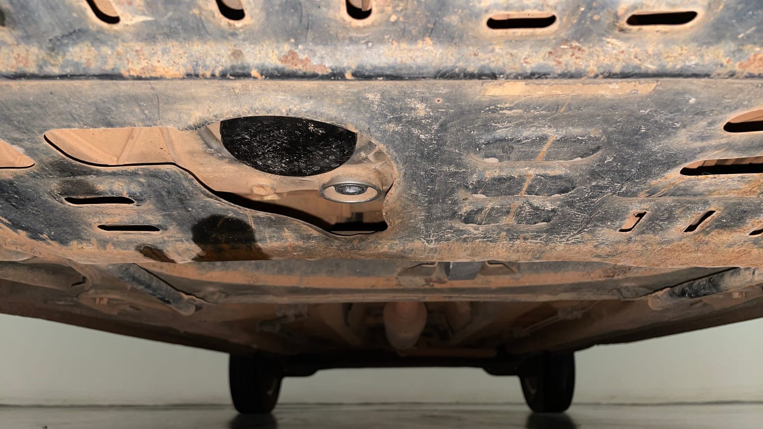 Used 2022 Renault Triber RXZ EASY-R AMT Dual Tone Petrol Automatic extra FRONT LEFT UNDERBODY VIEW