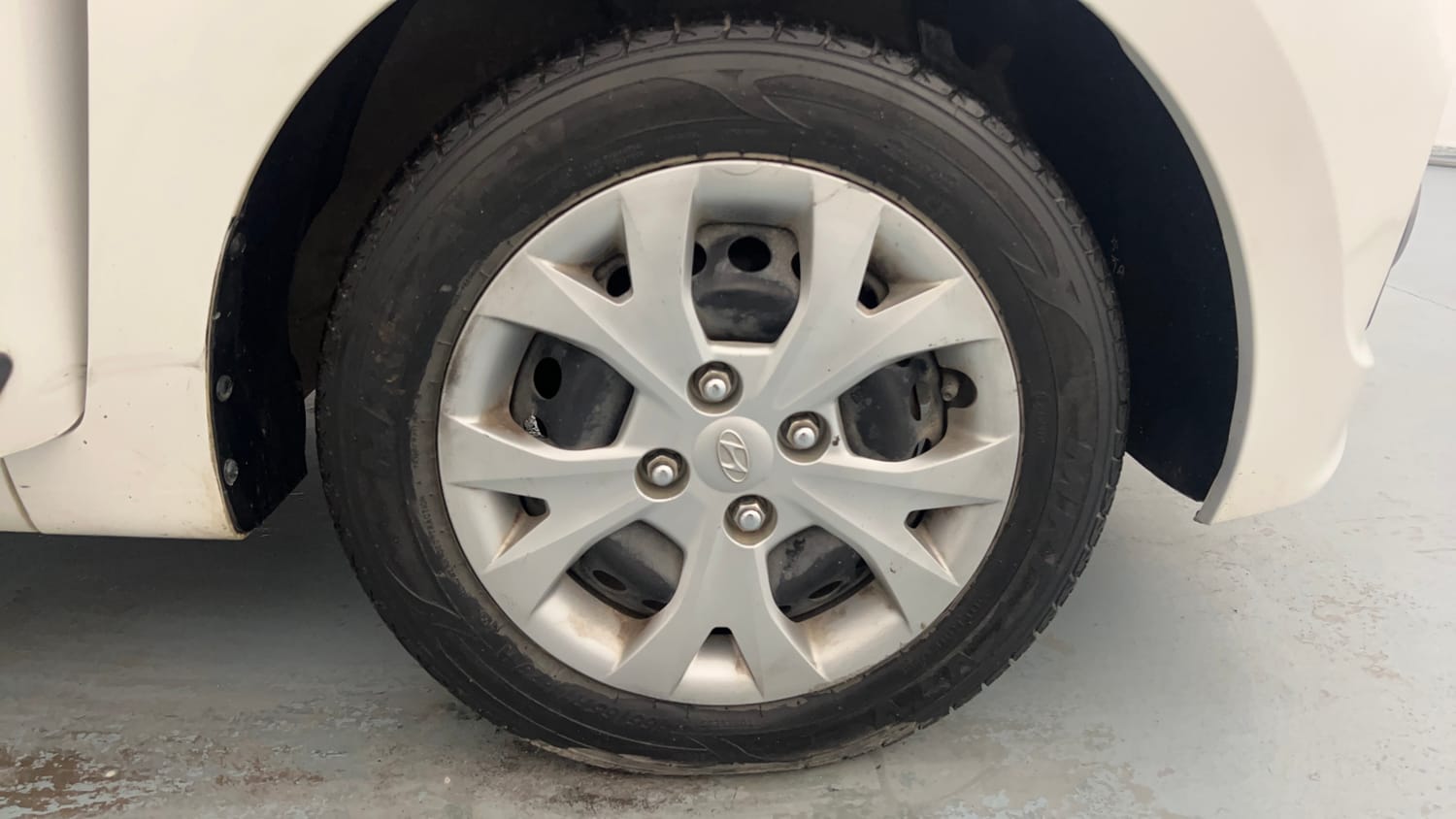 Used 2015 Hyundai Grand i10 Sportz 1.2 Kappa VTVT Petrol Manual tyres RIGHT FRONT TYRE RIM VIEW