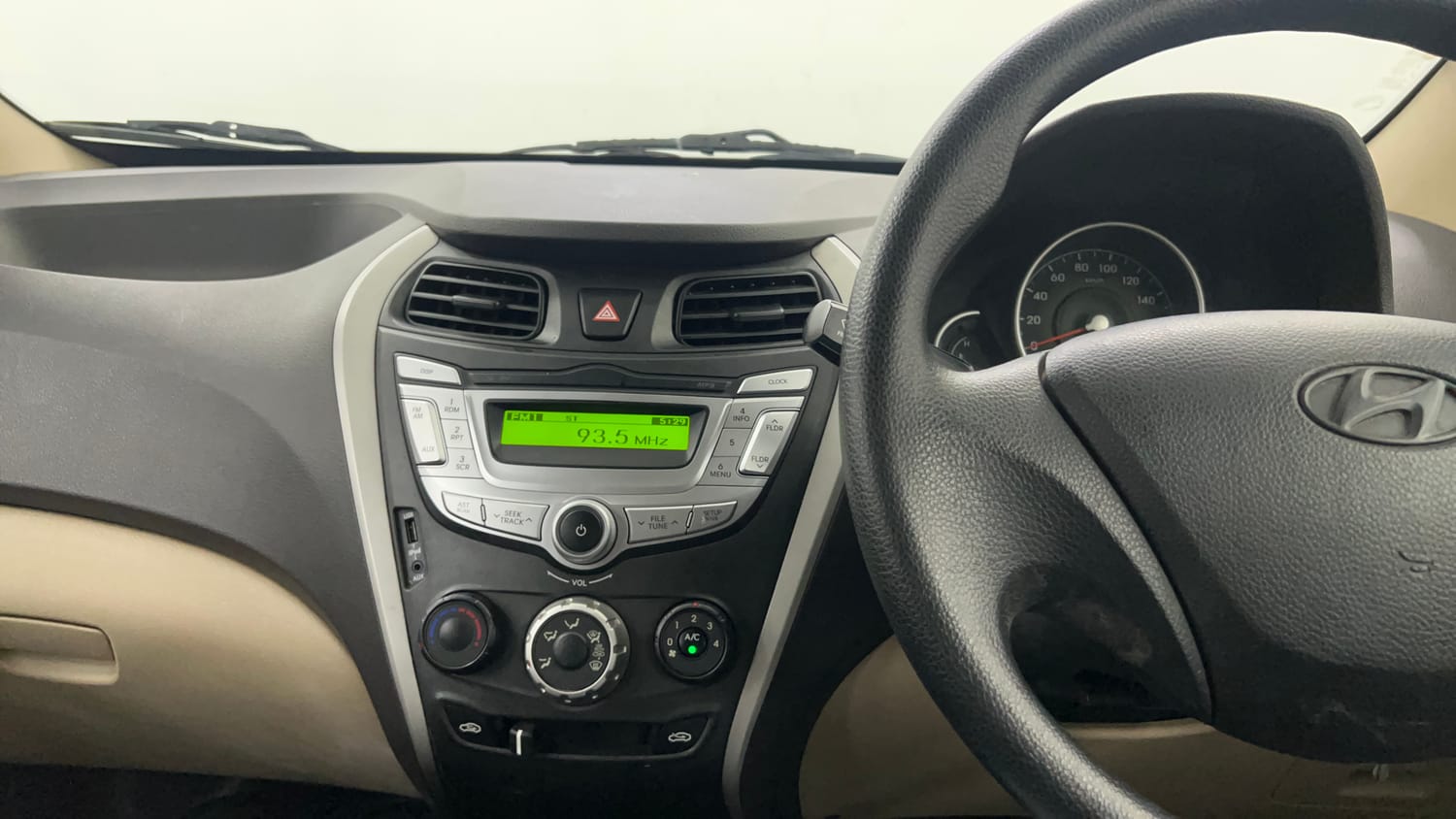 Used 2016 Hyundai Eon Magna Petrol Manual interior MUSIC SYSTEM & AC CONTROL VIEW