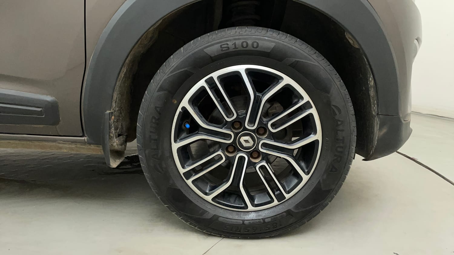 Used 2022 Renault Triber RXZ EASY-R AMT Dual Tone Petrol Automatic tyres RIGHT FRONT TYRE RIM VIEW