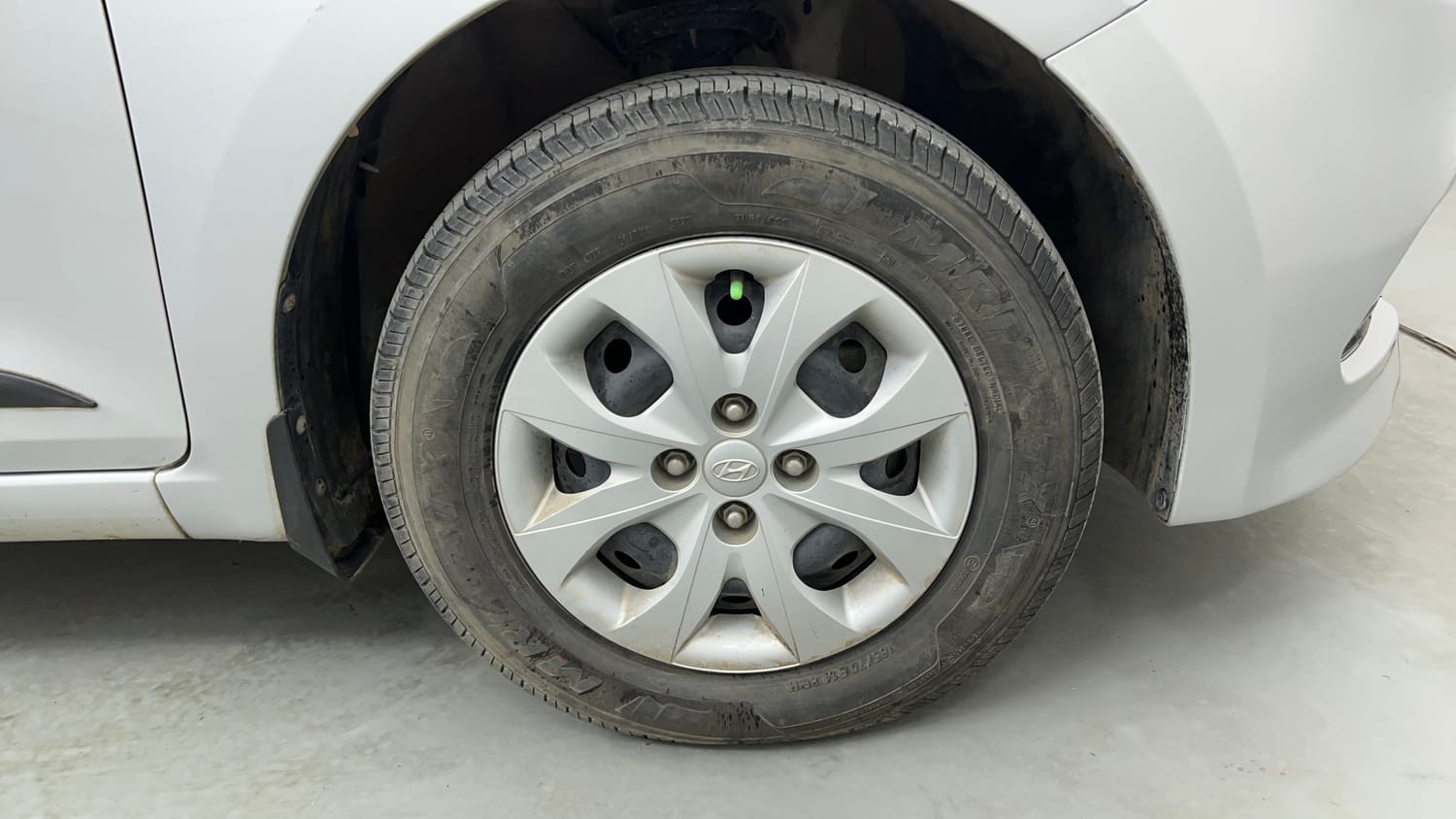 Used 2017 Hyundai Elite i20 Sportz 1.2 Petrol Manual tyres RIGHT FRONT TYRE RIM VIEW