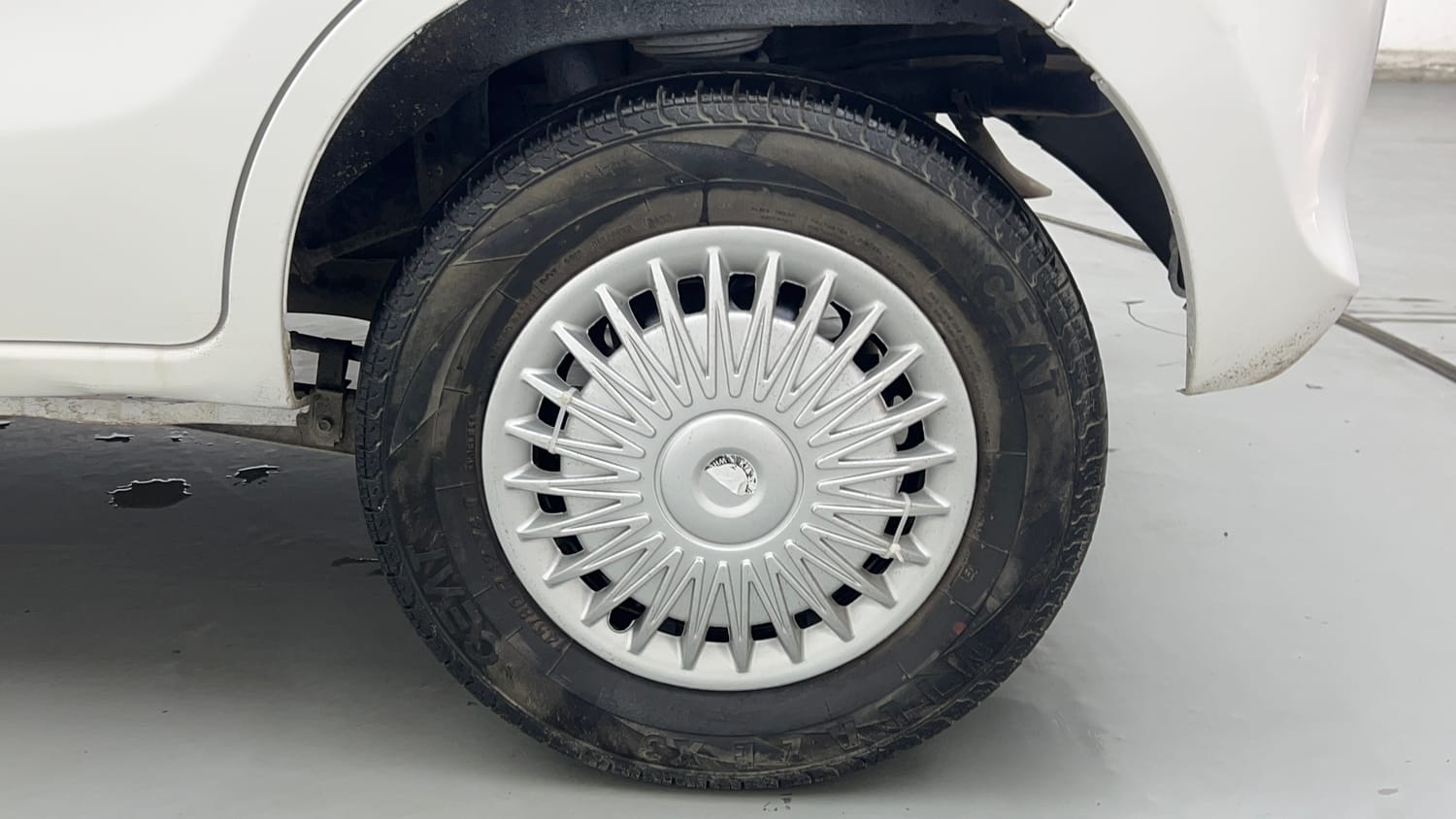 Used 2015 Maruti Suzuki Alto 800 Lxi Petrol Manual tyres LEFT REAR TYRE RIM VIEW