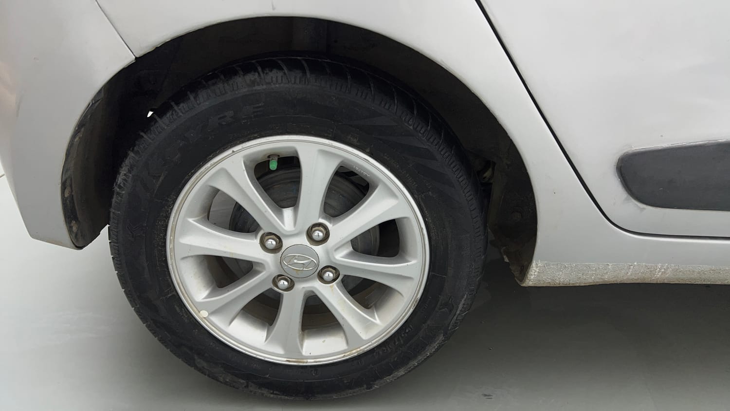 Used 2015 Hyundai Grand i10 Asta AT 1.2 Kappa VTVT Petrol Automatic tyres RIGHT REAR TYRE RIM VIEW