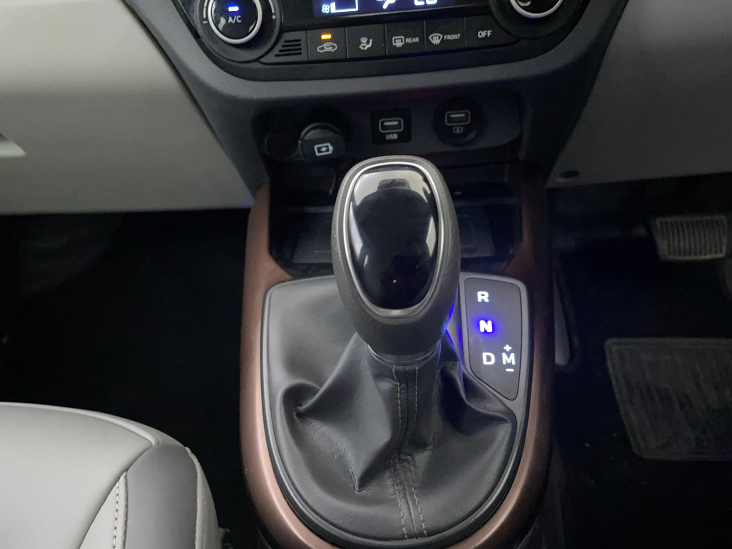 Used 2020 Hyundai Aura SX Plus 1.2 AMT Petrol Petrol Automatic interior GEAR  KNOB VIEW
