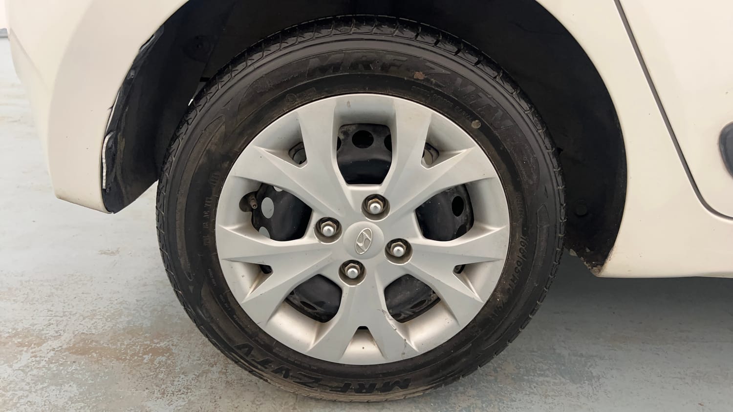 Used 2015 Hyundai Grand i10 Sportz 1.2 Kappa VTVT Petrol Manual tyres RIGHT REAR TYRE RIM VIEW