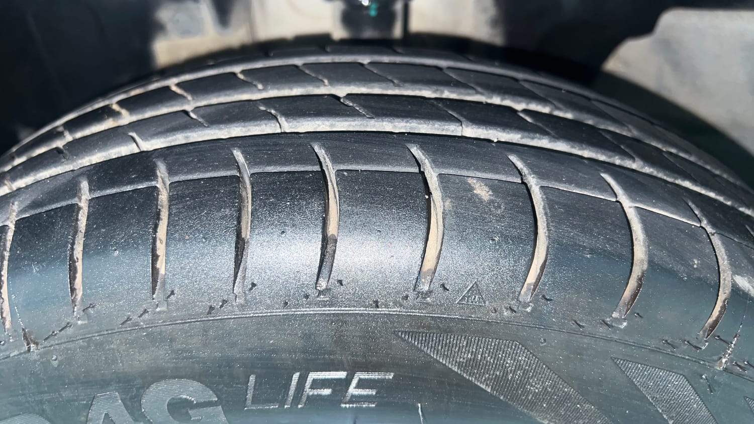 Used 2020 Renault Kwid RXT 1.0 AMT Opt Petrol Automatic tyres LEFT FRONT TYRE TREAD VIEW
