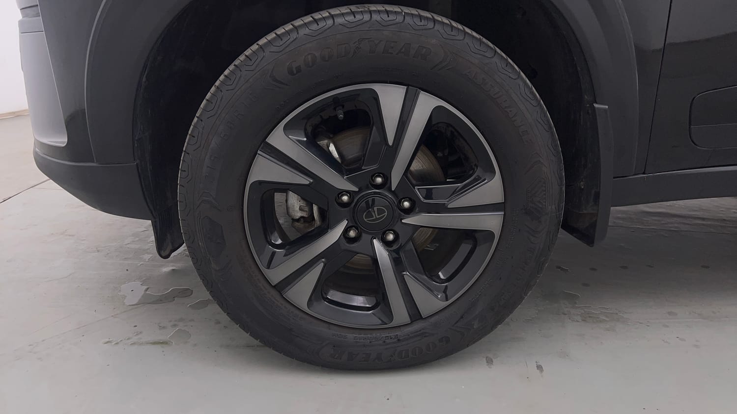 Used 2024 Tata Nexon Creative Plus 1.2 Petrol 6MT Dark Edition Petrol Manual tyres LEFT FRONT TYRE RIM VIEW
