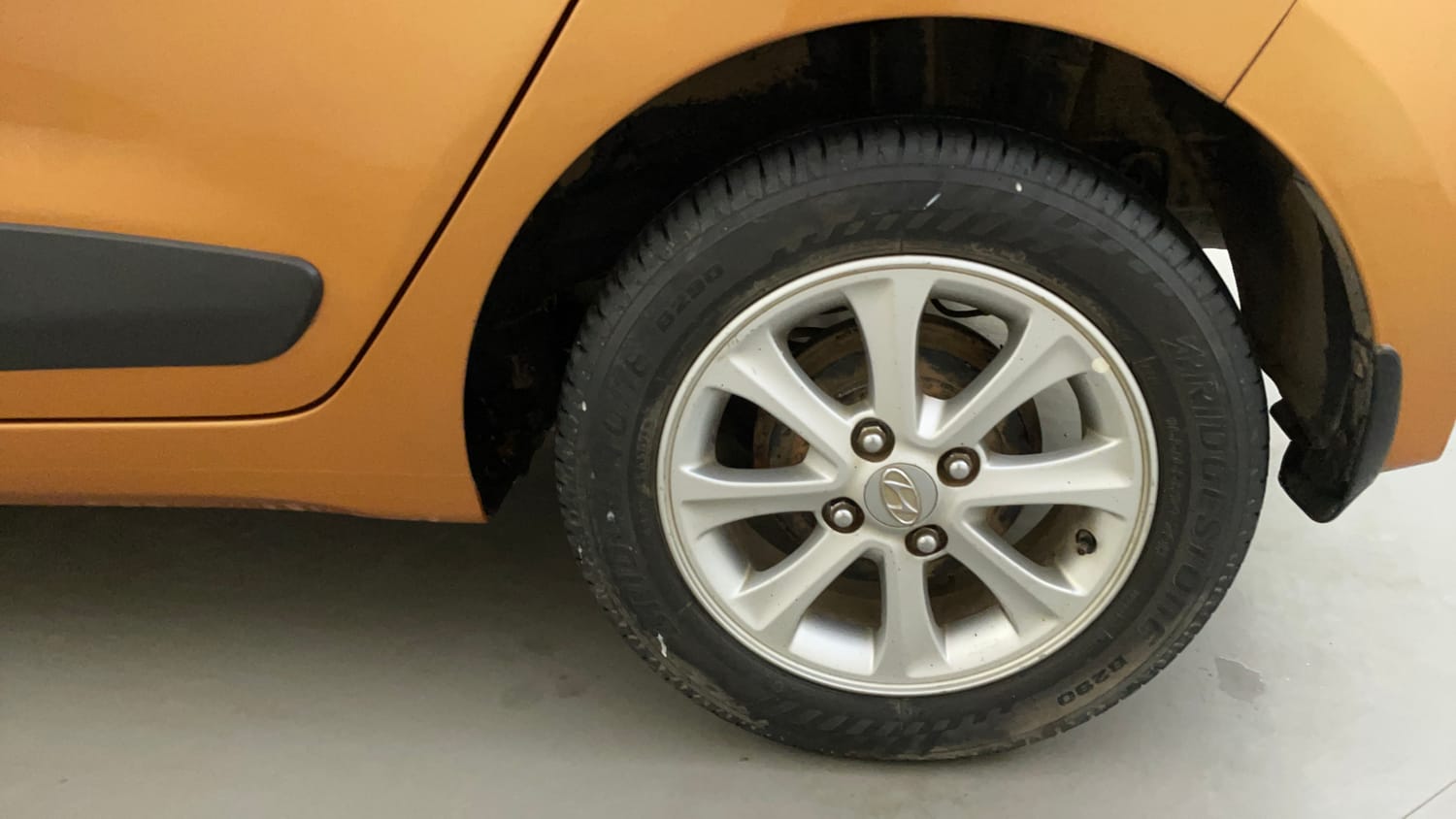 Used 2015 Hyundai Grand i10 Asta AT 1.2 Kappa VTVT Petrol Automatic tyres LEFT REAR TYRE RIM VIEW