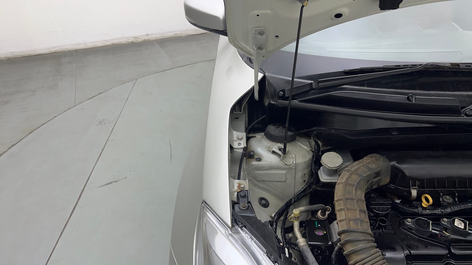 Used 2018 Maruti Suzuki Swift VXi AMT Petrol Automatic engine ENGINE RIGHT SIDE HINGE & APRON VIEW