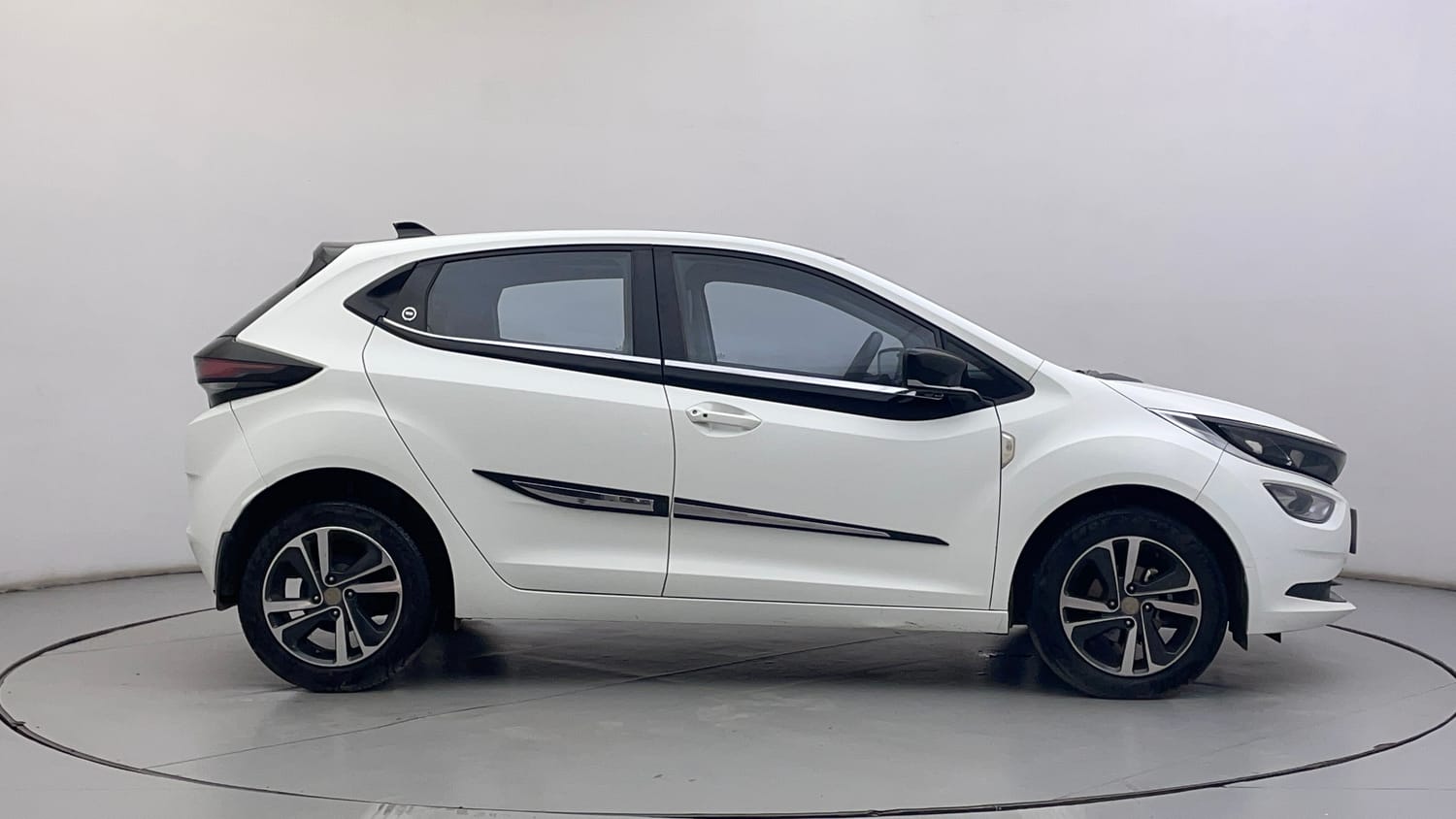 Used 2023 Tata Altroz XZ Plus (S) Diesel Diesel Manual exterior RIGHT SIDE VIEW