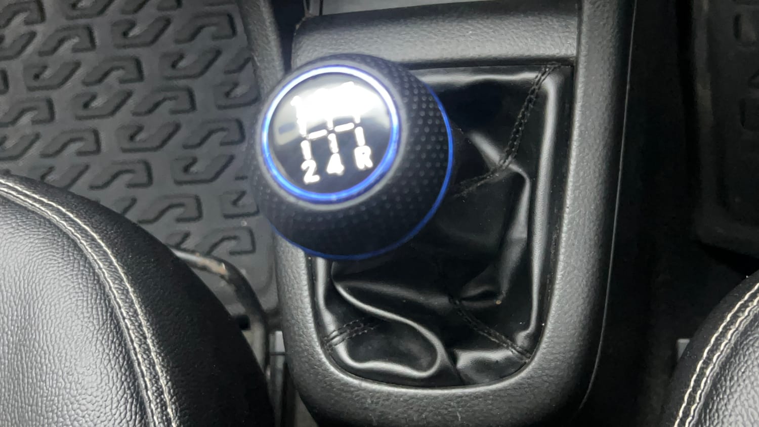 Used 2015 Maruti Suzuki Swift VXi Petrol Manual interior GEAR  KNOB VIEW