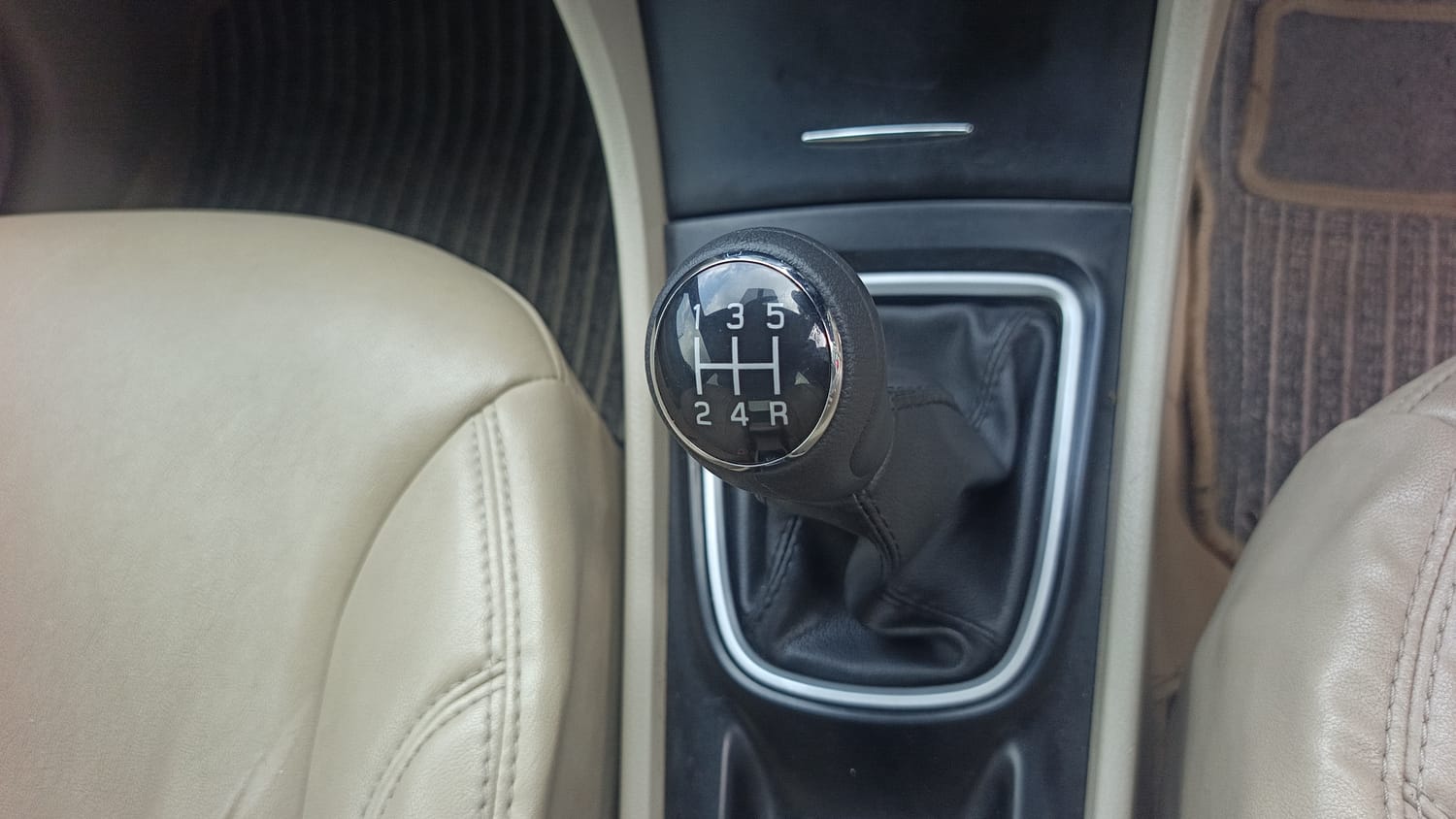 Used 2018 Maruti Suzuki Ciaz Delta Hybrid 1.5 Petrol Manual interior GEAR  KNOB VIEW