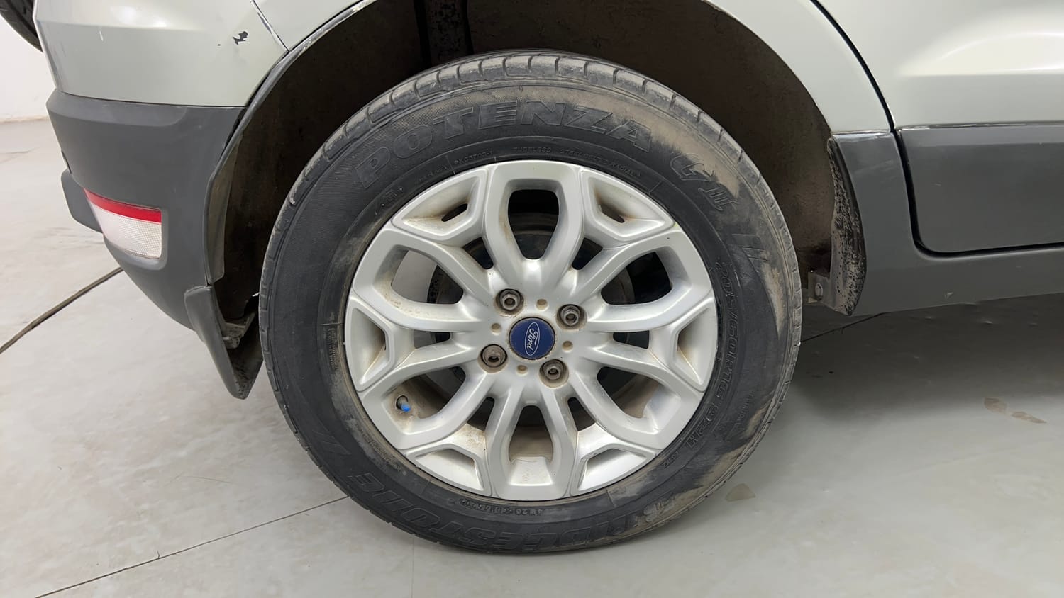 Used 2013 Ford EcoSport Titanium 1.5 TDCi Diesel Manual tyres RIGHT REAR TYRE RIM VIEW