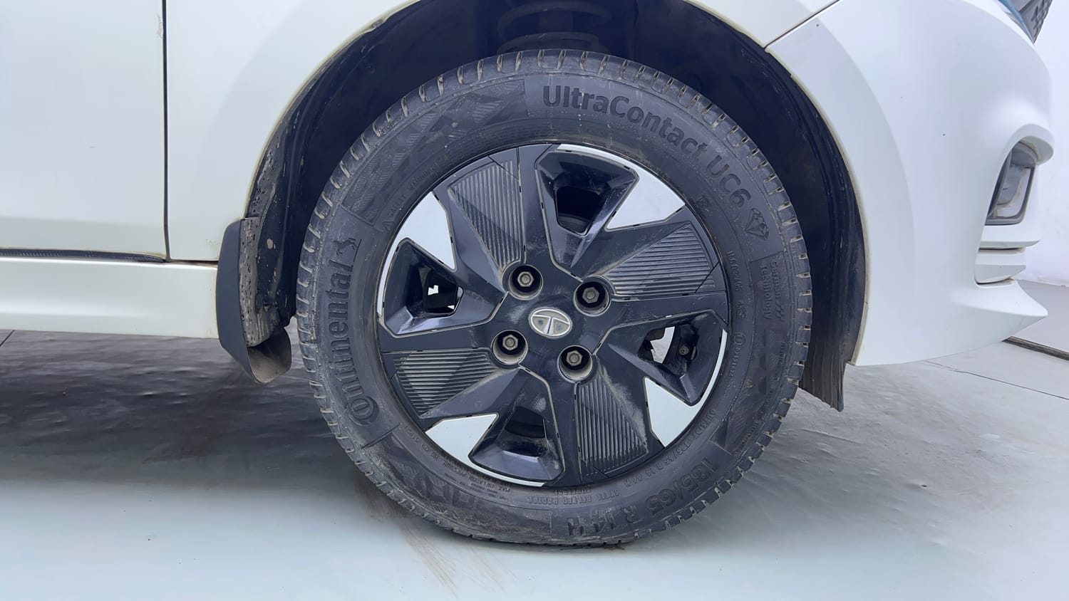 Used 2023 Tata Tiago EV XZ Plus Tech LUX Long Range Electric Automatic tyres RIGHT FRONT TYRE RIM VIEW
