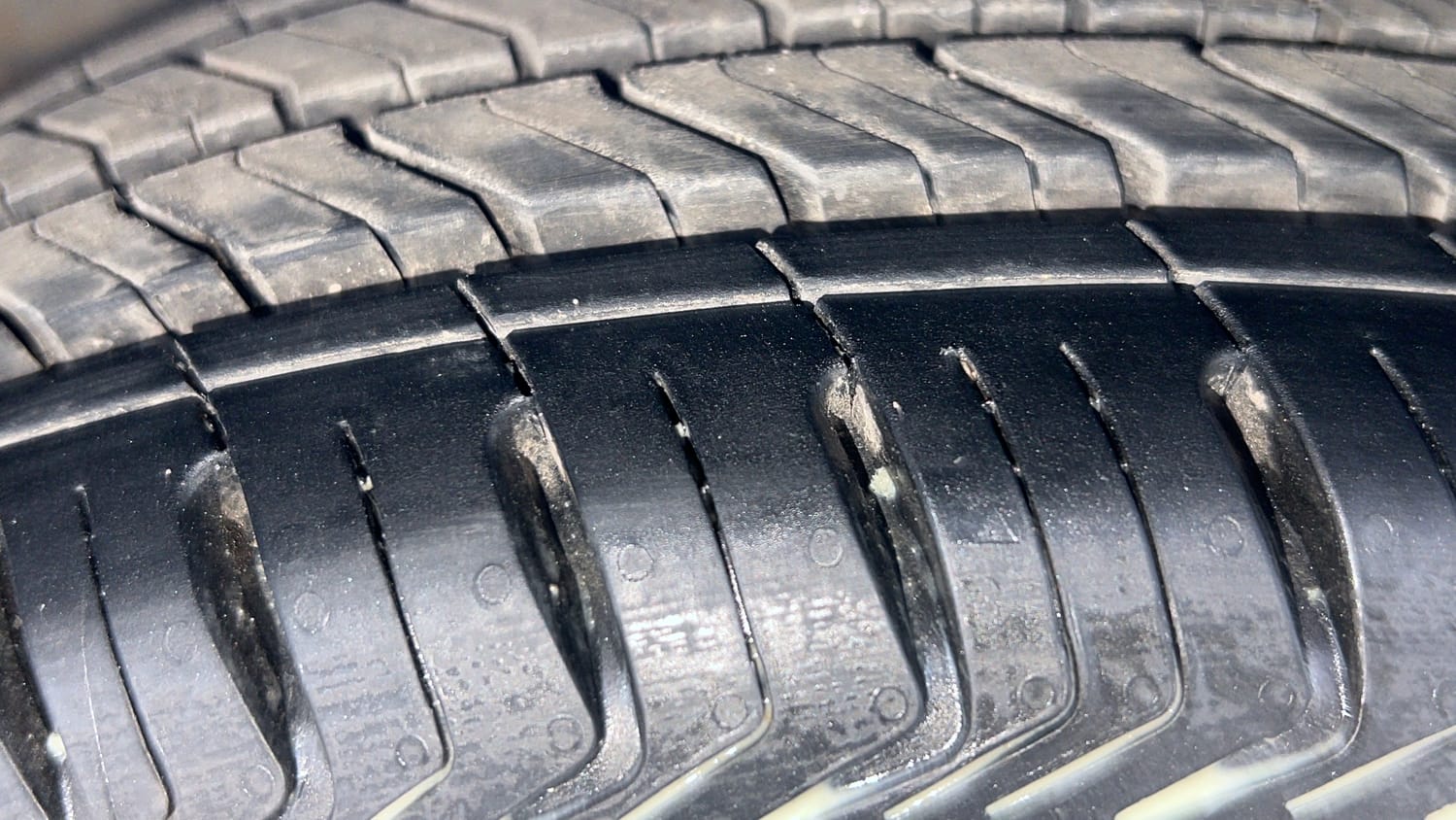 Used 2014 Hyundai Eon Sportz Petrol Manual tyres LEFT FRONT TYRE TREAD VIEW