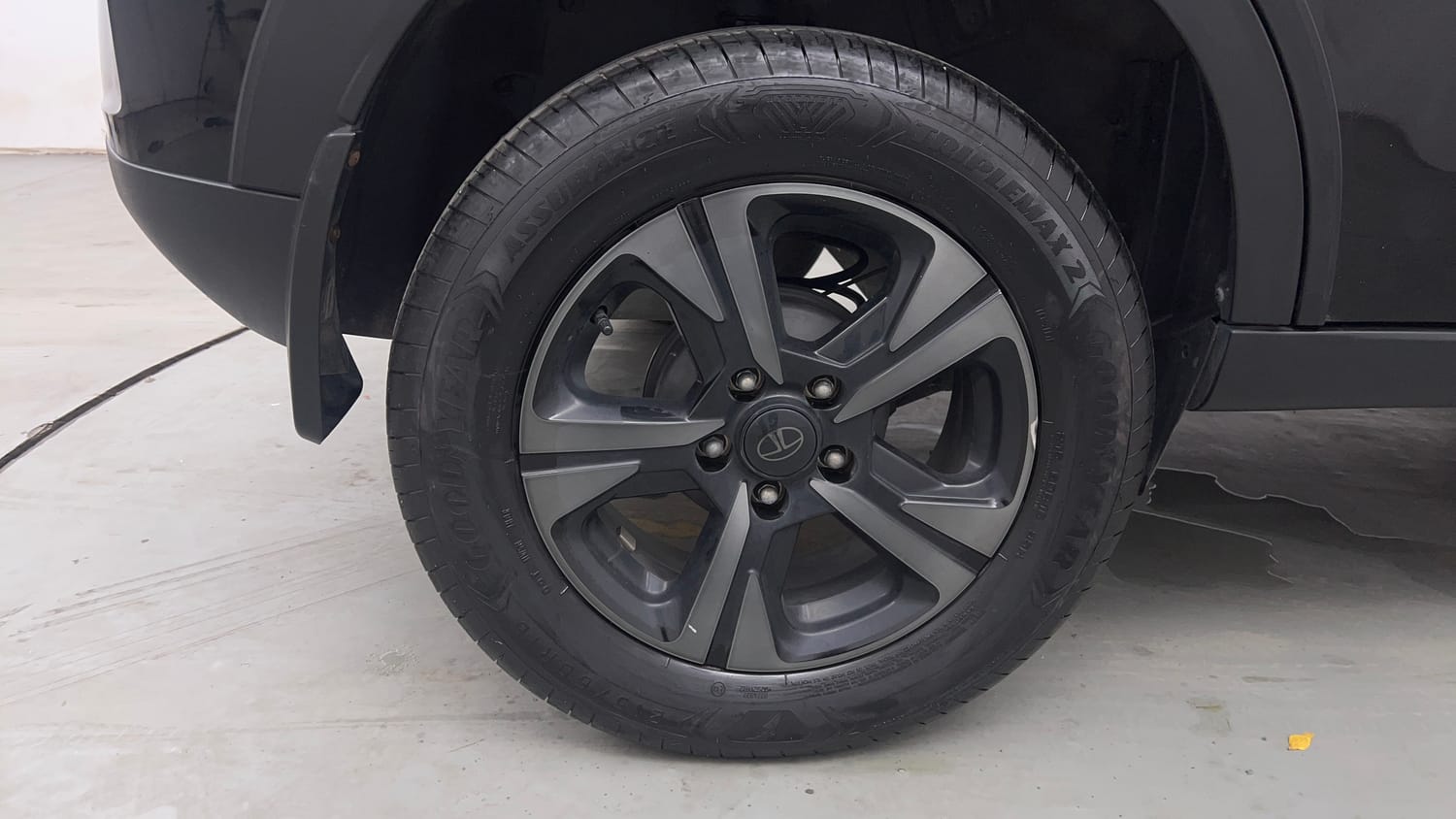 Used 2024 Tata Nexon Creative Plus 1.2 Petrol 6MT Dark Edition Petrol Manual tyres RIGHT REAR TYRE RIM VIEW