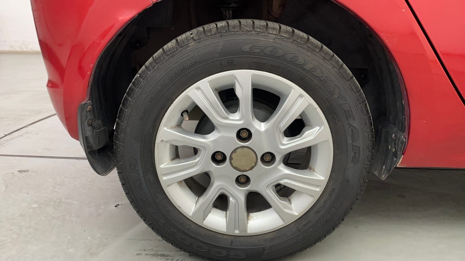Used 2017 Tata Tiago Revotron XZ Petrol Manual tyres RIGHT REAR TYRE RIM VIEW