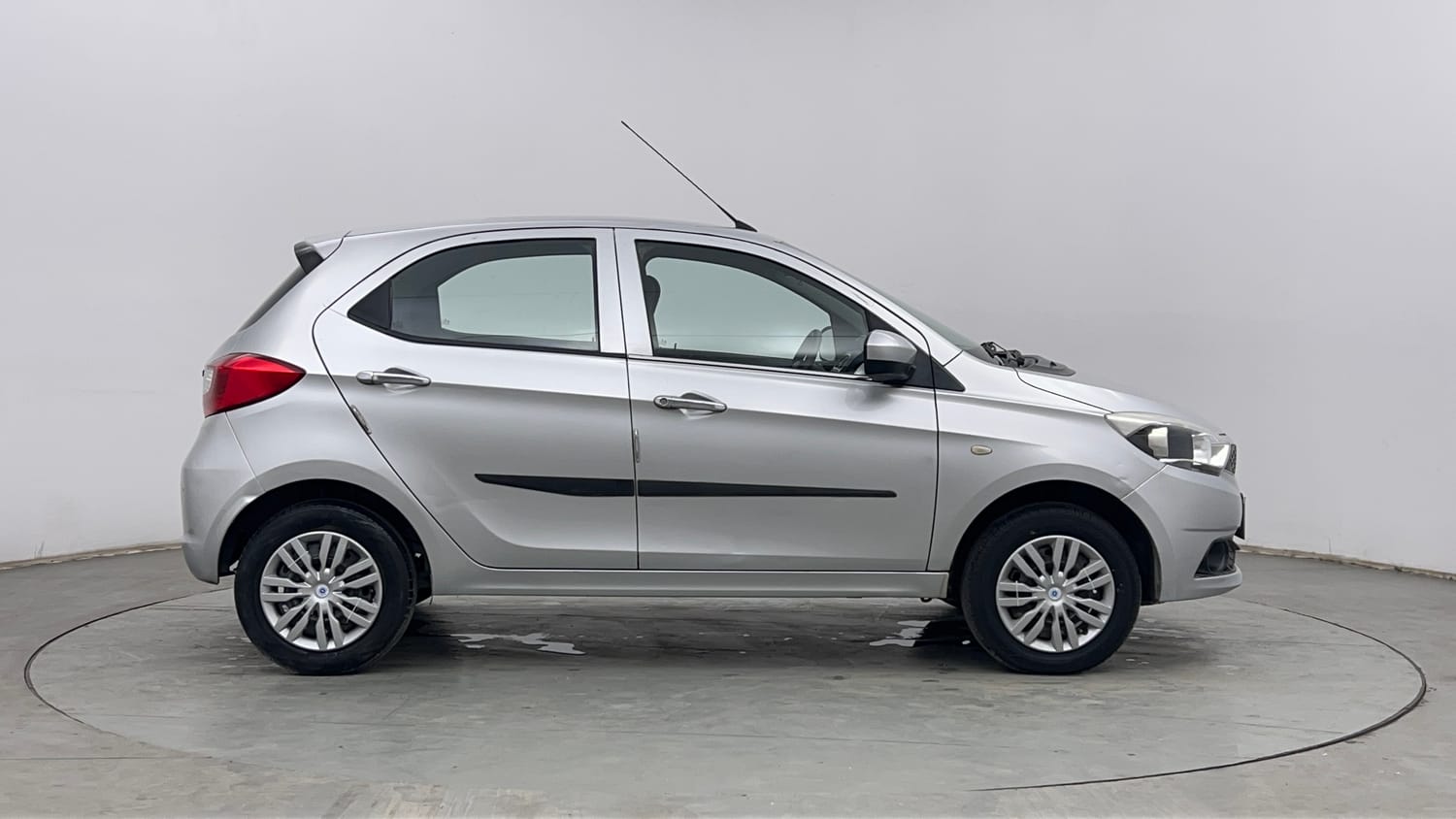Used 2017 Tata Tiago Revotron XT Petrol Manual exterior RIGHT SIDE VIEW
