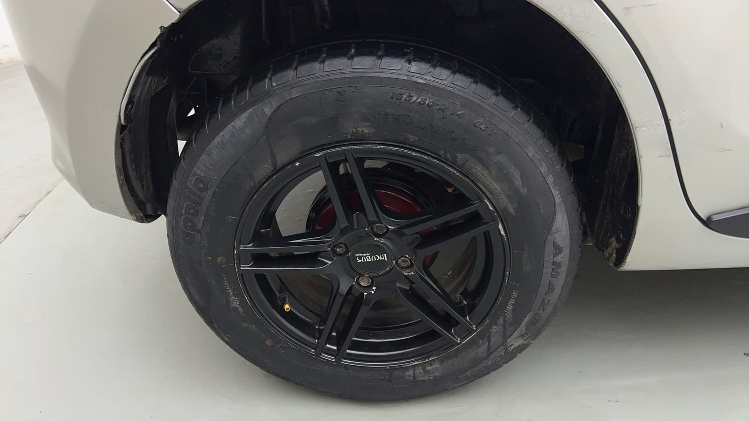 Used 2018 Maruti Suzuki Swift VXi AMT Petrol Automatic tyres RIGHT REAR TYRE RIM VIEW