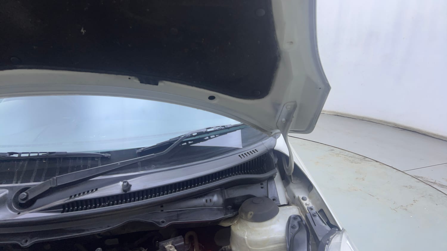 Used 2015 Maruti Suzuki Swift VXi Petrol Manual engine ENGINE LEFT SIDE HINGE & APRON VIEW