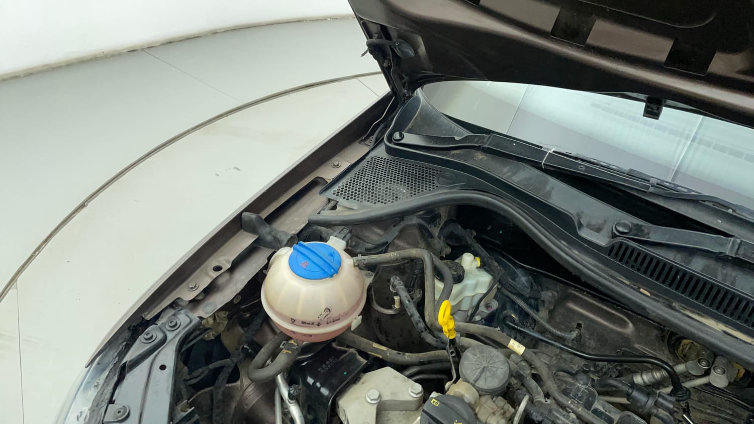 Used 2017 Volkswagen Ameo Trendline 1.2L (P) Petrol Manual engine ENGINE RIGHT SIDE HINGE & APRON VIEW