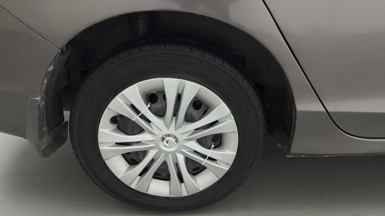 Used 2015 Honda City SV Petrol Manual tyres RIGHT REAR TYRE RIM VIEW