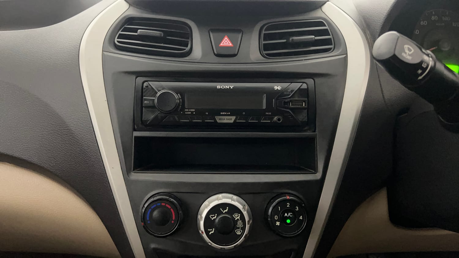 Used 2016 Hyundai Eon Era + Petrol Manual interior MUSIC SYSTEM & AC CONTROL VIEW