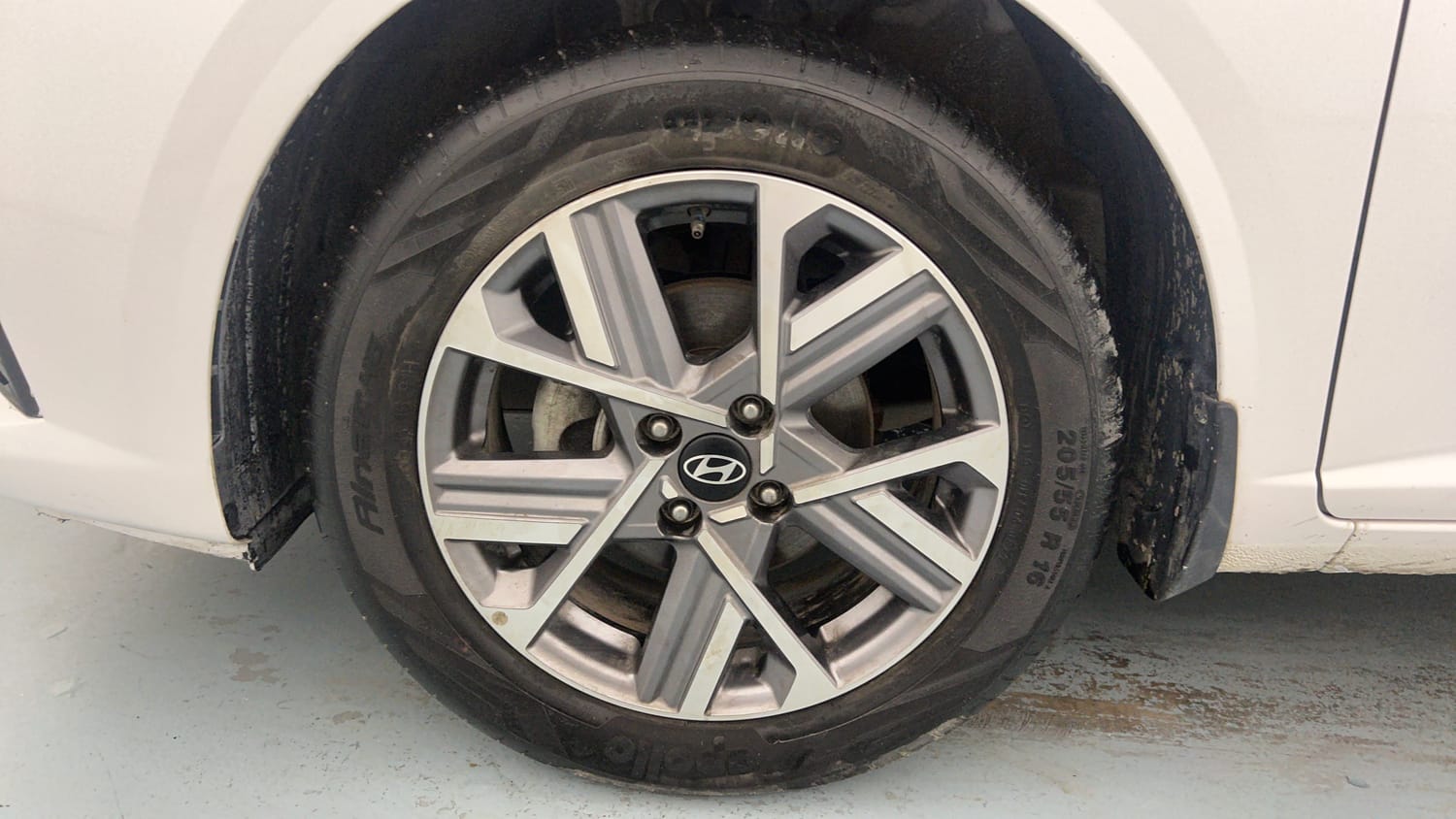 Used 2024 Hyundai Verna SX 1.5 Petrol MT Petrol Manual tyres LEFT FRONT TYRE RIM VIEW