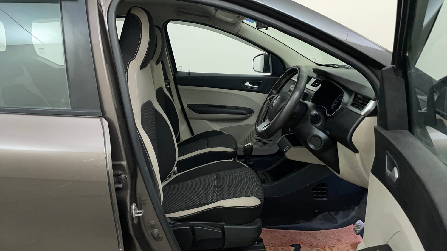 Used 2022 Renault Triber RXZ EASY-R AMT Dual Tone Petrol Automatic interior RIGHT SIDE FRONT DOOR CABIN VIEW