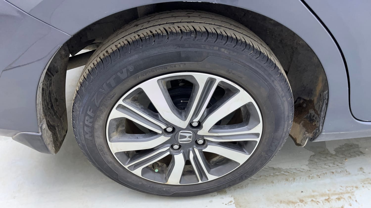 Used 2023 Honda Amaze VX 1.2 Petrol MT Petrol Manual tyres RIGHT REAR TYRE RIM VIEW