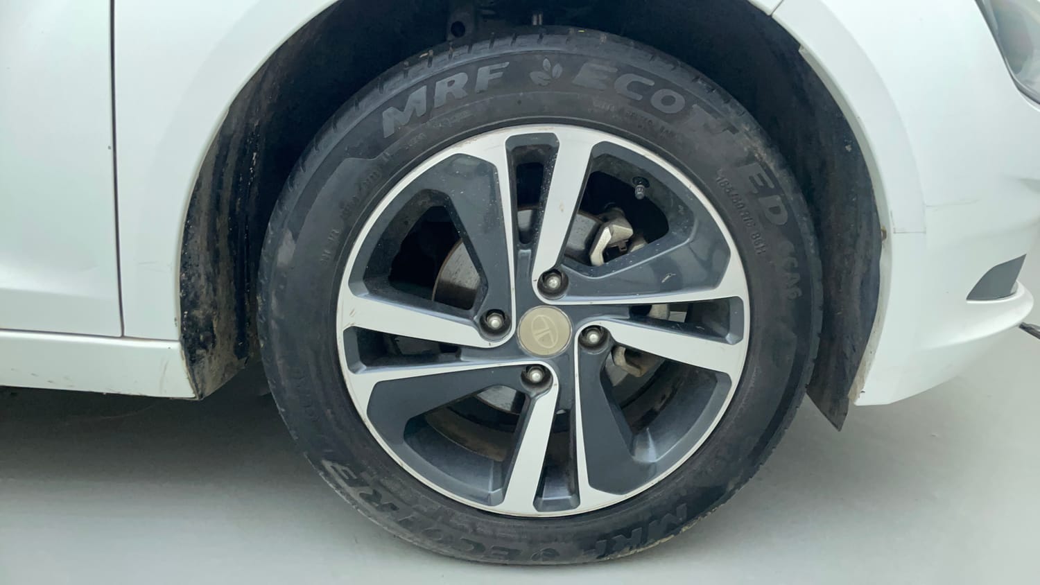 Used 2023 Tata Altroz XZ Plus (S) Diesel Diesel Manual tyres RIGHT FRONT TYRE RIM VIEW