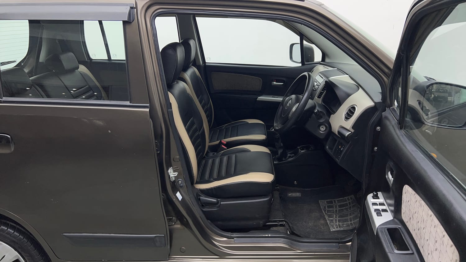 Used 2015 Maruti Suzuki Wagon R VXI Petrol Manual interior RIGHT SIDE FRONT DOOR CABIN VIEW