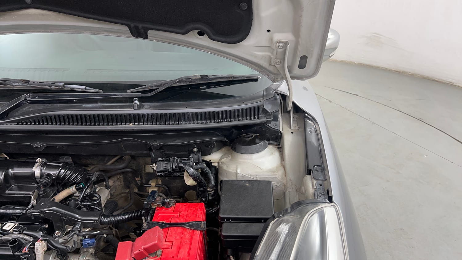 Used 2017 Maruti Suzuki Baleno Alpha 1.2 Petrol Manual engine ENGINE LEFT SIDE HINGE & APRON VIEW