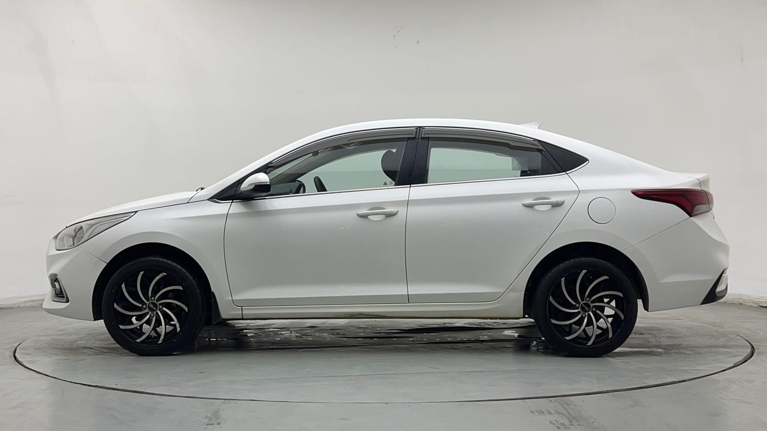 Used 2019 Hyundai Verna EX 1.4 VTVT Petrol Manual exterior LEFT SIDE VIEW