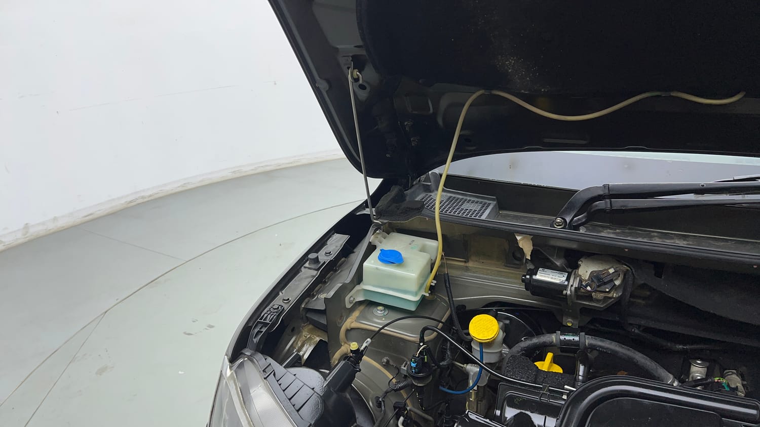 Used 2017 Renault Kwid 1.0 RXT Petrol Manual engine ENGINE RIGHT SIDE HINGE & APRON VIEW