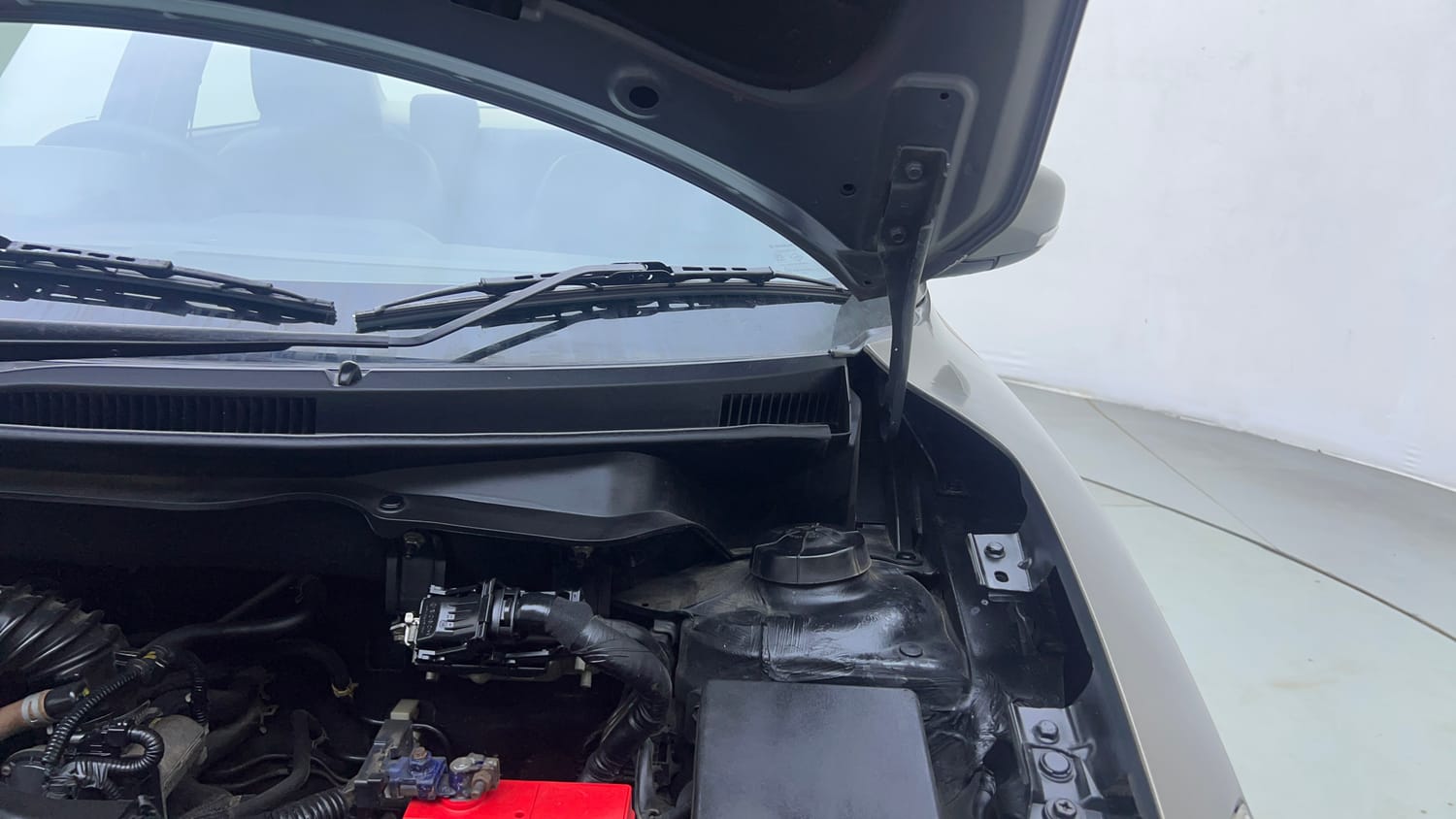 Used 2019 Maruti Suzuki Dzire VXi AMT Petrol Automatic engine ENGINE LEFT SIDE HINGE & APRON VIEW
