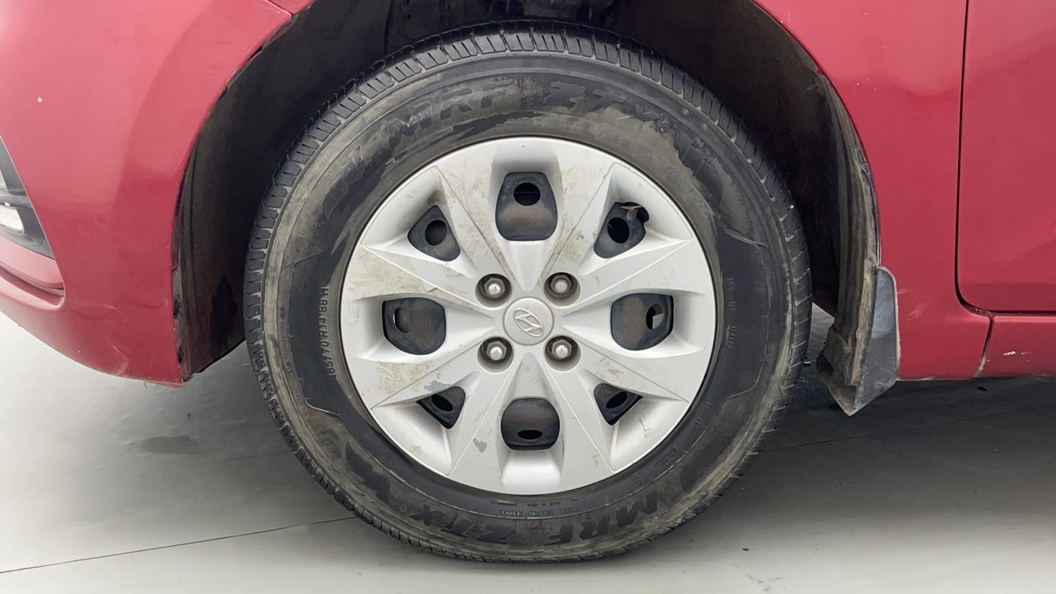 Used 2018 Hyundai Elite i20 Sportz 1.2 Petrol Manual tyres LEFT FRONT TYRE RIM VIEW