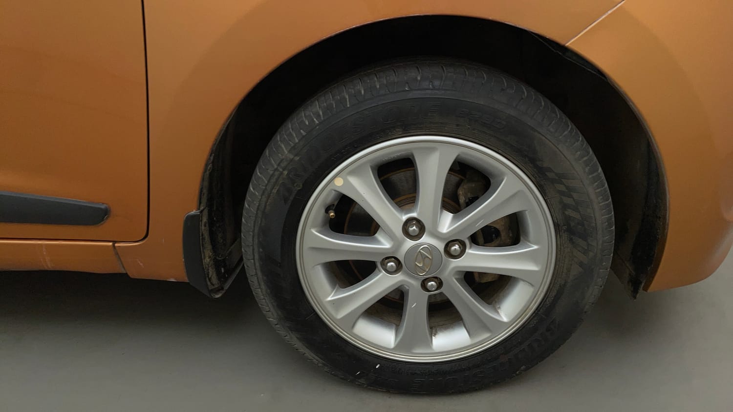Used 2015 Hyundai Grand i10 Asta AT 1.2 Kappa VTVT Petrol Automatic tyres RIGHT FRONT TYRE RIM VIEW