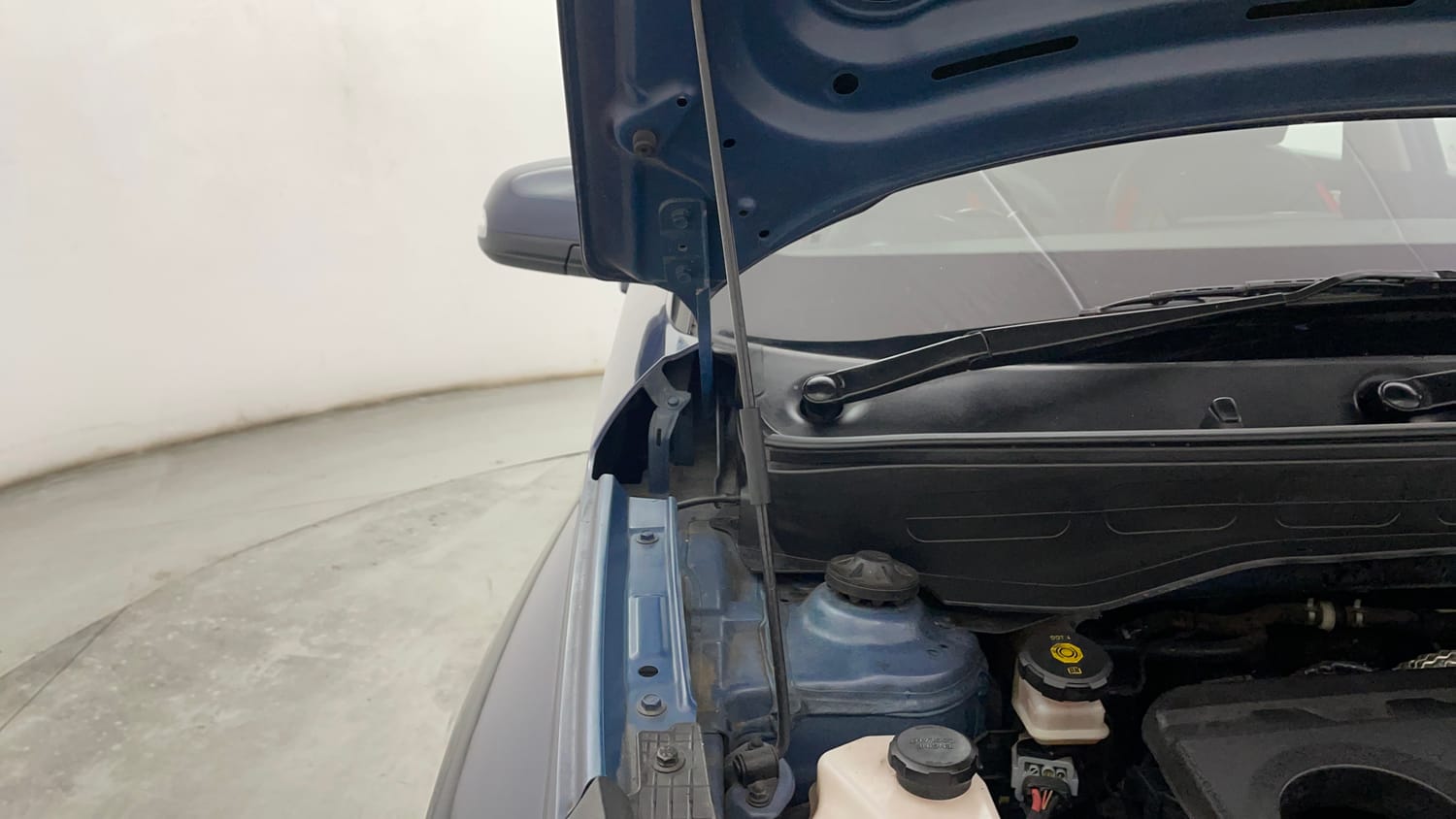Used 2022 Hyundai Venue SX 1.5 CRDi Diesel Manual engine ENGINE RIGHT SIDE HINGE & APRON VIEW