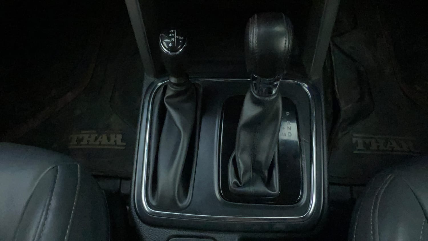 Used 2022 mahindra Thar LX Hard Top Petrol AT 4WD Petrol Automatic interior GEAR  KNOB VIEW