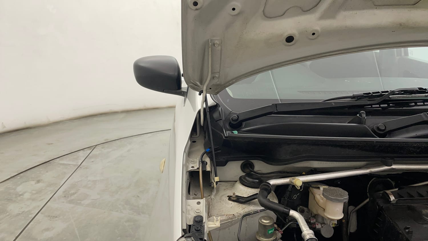 Used 2014 Maruti Suzuki Celerio VXi Petrol Manual engine ENGINE RIGHT SIDE HINGE & APRON VIEW