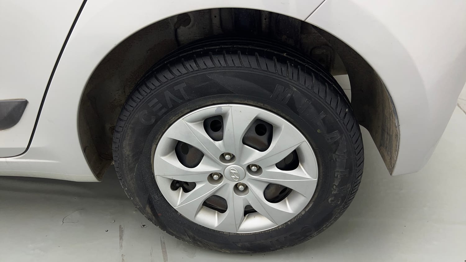 Used 2017 Hyundai Elite i20 Sportz 1.2 Petrol Manual tyres LEFT REAR TYRE RIM VIEW