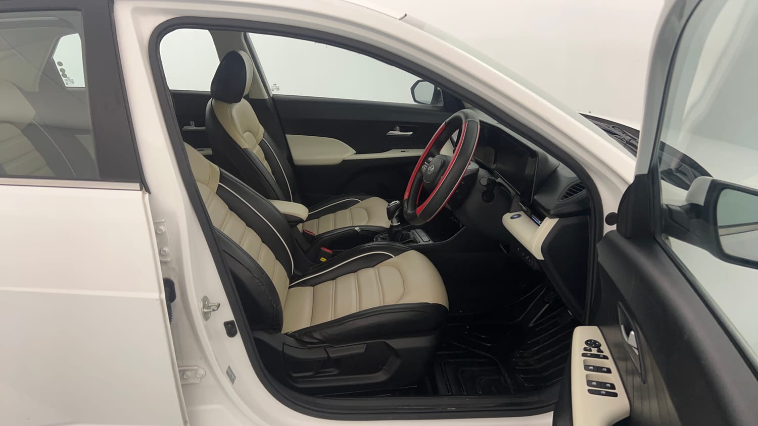 Used 2024 Hyundai Verna SX 1.5 Petrol MT Petrol Manual interior RIGHT SIDE FRONT DOOR CABIN VIEW