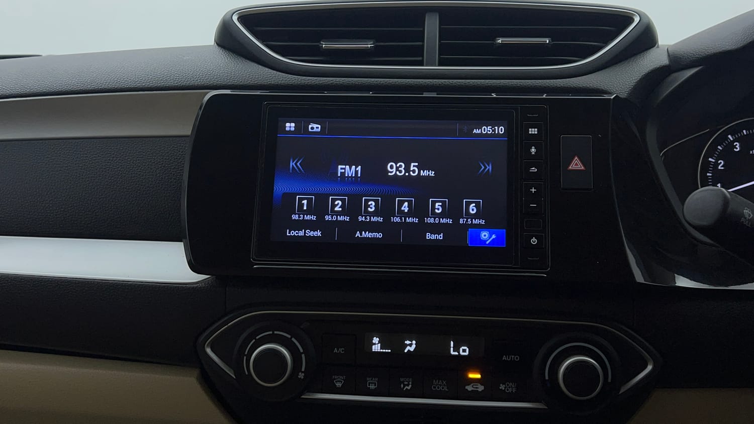 Used 2022 Honda Amaze VX CVT 1.2 Petrol Petrol Automatic top_features Touch screen infotainment system