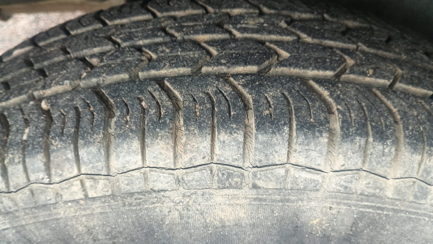 Used 2015 Maruti Suzuki Swift Dzire VXI Petrol Manual tyres RIGHT REAR TYRE TREAD VIEW